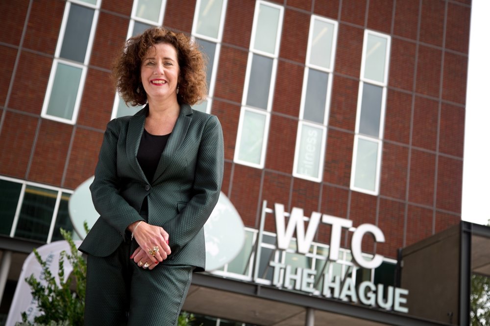 Kamerlid Ingrid van Engelshoven voor het WTC in Den Haag (portret-op-locatie-05)