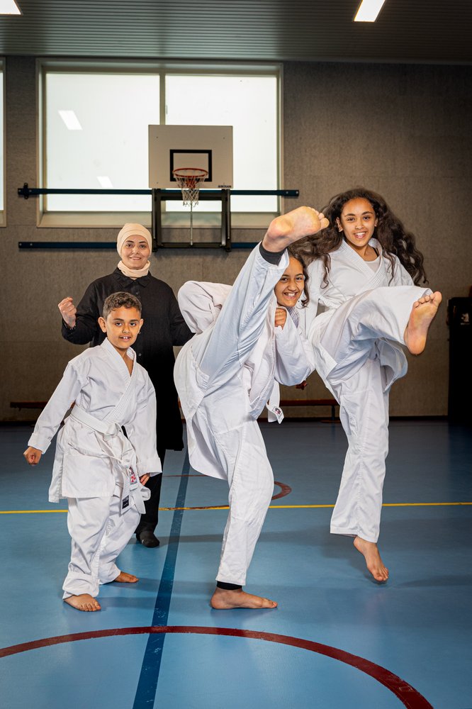 Foto voor de Kidsgids waarin jongeren samen met hun ouder worden geïnterviewd over hun favoriete sportclub (230517-Kidsgids-Karateschool Herengracht-fotopool_RT-5)